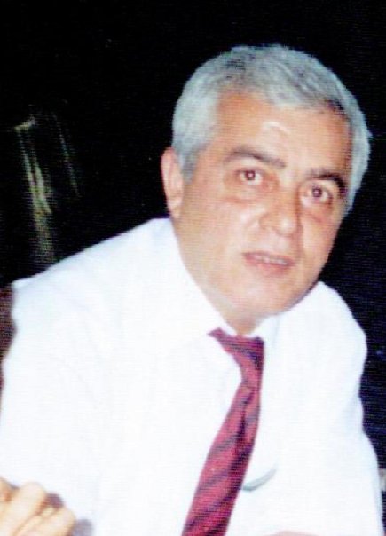 Beyaz gömlekli ve kravatlı bir erkeğin portresi