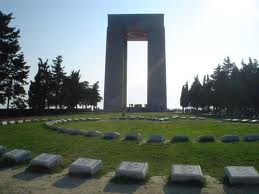 Çanakkale şehitler anıtı ve önündeki çimenlik alanda sıralanmış mezar taşları