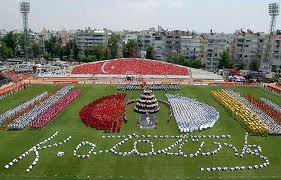 Stadyumda 19 Mayıs gösterisi için öğrencilerin oluşturduğu yazı ve figürler
