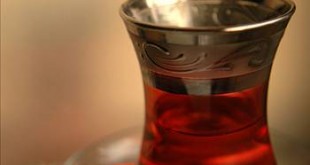 Gümüş işlemeli kenarlı ince belli bardakta servis edilen demli çay