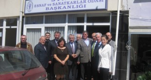 Sinop Esnaf ve Sanatkârlar Odası Başkanlığı binasının önünde toplanan kalabalık grup