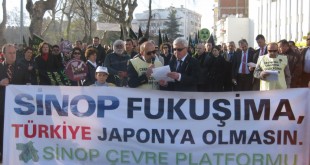 Sinop Çevre Platformu üyeleri "Sinop Fukuşima, Türkiye Japonya olmasın" pankartıyla yürüyor