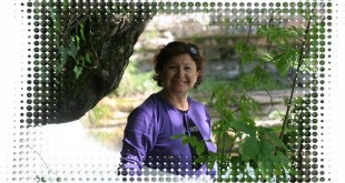 Nokta desenli çerçeve içinde ağaç önünde duran mor ceketli kadın