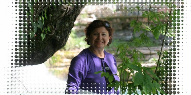 Nokta desenli çerçeve içinde ağaç önünde duran mor ceketli kadın