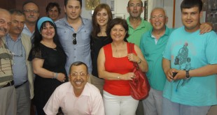 Popstar Alaturka yarışması ziyaretinde kalabalık grup toplu fotoğraf çekiyor