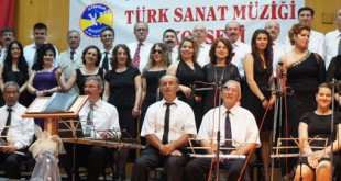 Sinop Belediye Konservatuvarı bahar konserinde sahnedeki koro ve orkestranın panoramik görüntüsü