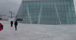 Oslo Opera Binası'nın cam cephesi ve beyaz mermer zemini