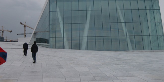 Oslo Opera Binası'nın cam cephesi ve beyaz mermer zemini