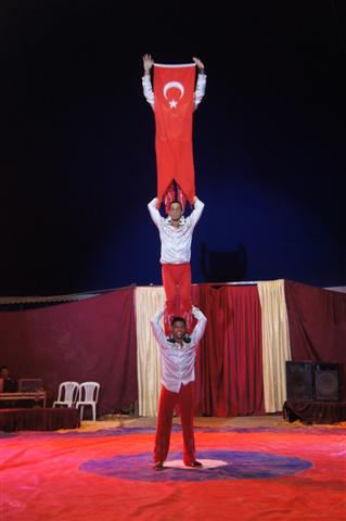 Sirkte üst üste duran akrobatların tuttuğu Türk bayrağı