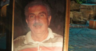 Bahçede ışıkla aydınlatılmış çerçeveli erkek portresi