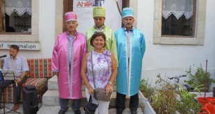Ahilik haftasında renkli kıyafetli üç erkek ve yanlarındaki kadın