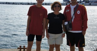 İskelede poz veren genç erkek, kadın ve kırmızı ceketli erkek