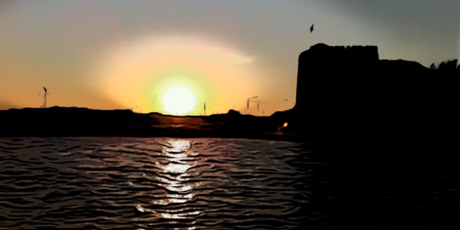 Sinop'ta kale siluetinin yanında denize yansıyan gün batımı