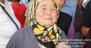 Gözyaşları içinde başörtülü yaşlı kadının yakın portresi