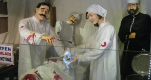 Müzede yaralı askerle ilgilenen hemşire ve doktor figürleri