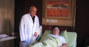 Hastane yatağındaki kadının yanında duran beyaz önlüklü doktor