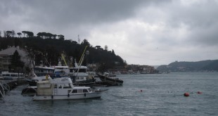 Yağmurlu havada kıyıdaki limanda duran tekneler