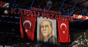 Türk bayrakları ve portre ile süslü Kapalı Pazaryeri girişi