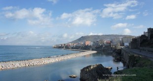 Sinop'ta mendirek, deniz ve şehir manzarası