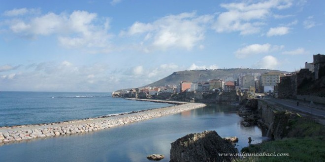 Sinop'ta mendirek, deniz ve şehir manzarası