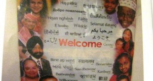 Farklı ülkelerden çocuk yüzleriyle süslü çok dilli welcome afişi