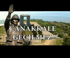Çanakkale Geçilmez yazılı asker heykeli ve anıt görüntüsü