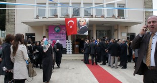 Müze binası önünde kırmızı halı üzerinde toplanmış kalabalık