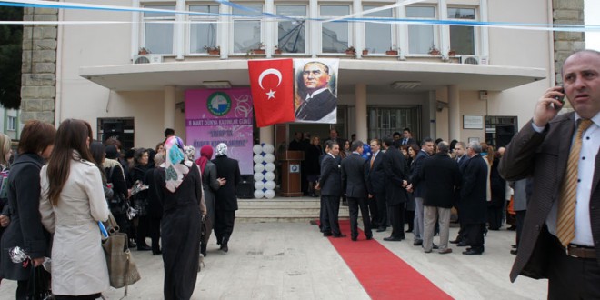 Müze binası önünde kırmızı halı üzerinde toplanmış kalabalık