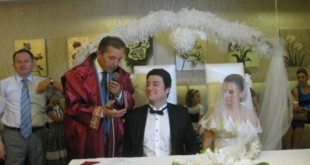 Nikah masasında evlendirme memurunun yanında oturan gelin ve damat