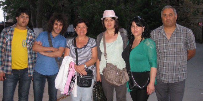 Akşam sokakta yan yana duran altı kişilik grup