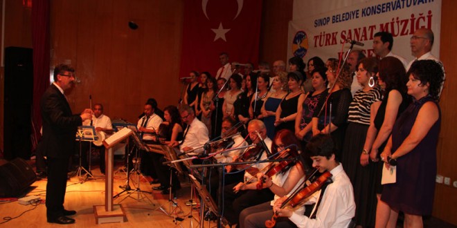 Sinop Belediye Konservatuvarı konserinde şef, koro ve saz heyeti