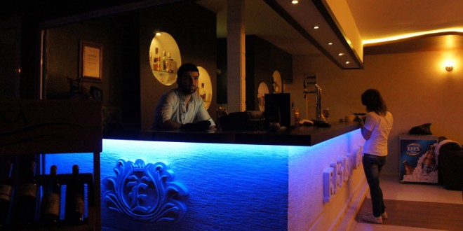 Mavi ışıklı barı ve sıcak aydınlatması olan kafe içi