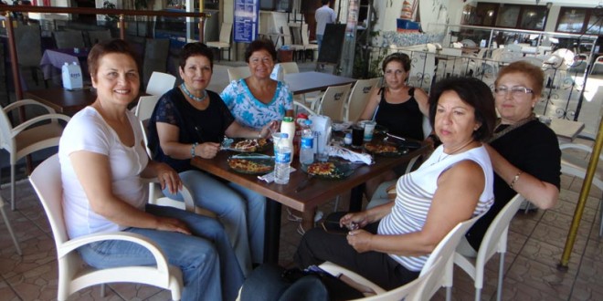 Açık hava kafesinde masa başında oturan kadınlar