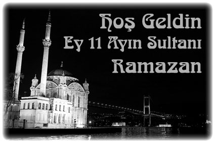 Camii ve boğaz köprüsünün gece görüntüsü üzerinde Ramazan karşılama yazısı