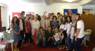 Salonda Kamu-Der etkinliğine katılan gençlerin toplu hatırası