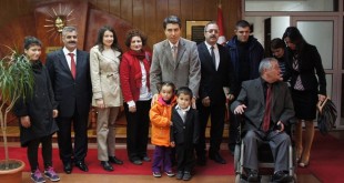 Dünya Engelliler Günü'nde makam odasında toplu fotoğraf çektiren kalabalık