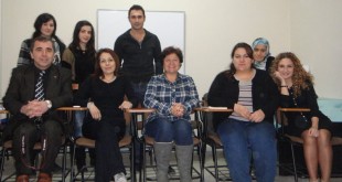 Kurs sınıfında toplu halde poz veren katılımcı grubu