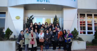 Otel girişinin önünde toplu halde poz veren kalabalık kadın grubu