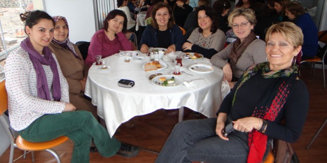 Hayvanları Koruma Derneği toplantısında yuvarlak masa başında oturan kadınlar