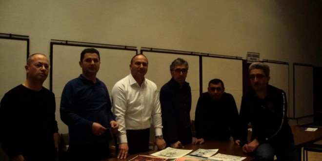 Karikatür yarışması seçici kurulu üyelerinin toplu pozu