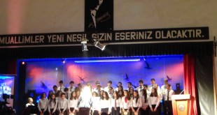 Öğretmen lisesi sahnesinde geniş bir öğrenci korosunun gösterisi