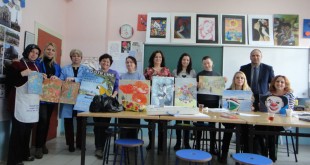 Sanat kursu katılımcılarının çalışmalarıyla birlikte sınıfta toplu pozu
