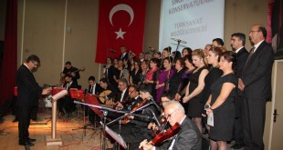 Sinop Belediye Konservatuvarı Türk Sanat Müziği korosunun sahne performansı