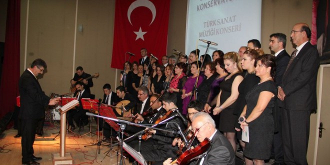 Sinop Belediye Konservatuvarı Türk Sanat Müziği korosunun sahne performansı