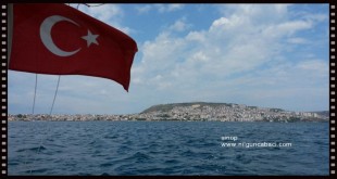 Tekneden Türk bayrağı ve arka planda Sinop şehri görünümü