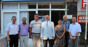 Esnaf ve Sanatkârlar Odası binası önünde poz veren erkekler ve bir kadın