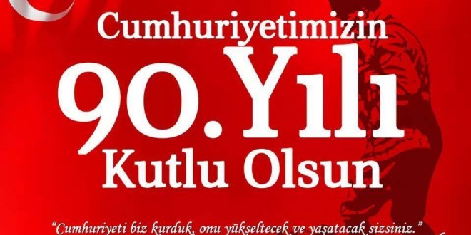 Cumhuriyetin 90. yılı kutlu olsun yazılı kırmızı zeminli afiş