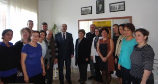 Tirit tanıtım toplantısında salonda toplu poz veren katılımcılar
