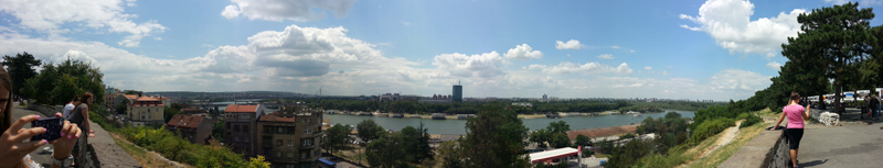 Sırbistan'da nehir kıyısındaki şehri gösteren geniş açılı panorama