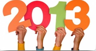 Ellerde tutulan renkli 2013 rakamlarıyla yıla veda görseli